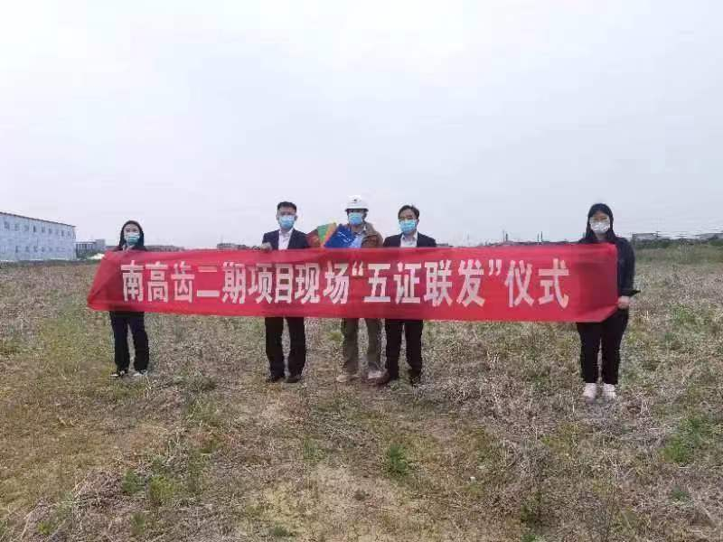“跑腿团”送证上门 全程服务“不见面...