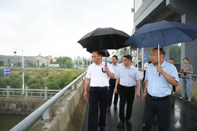 贺书记防汛检查.jpg